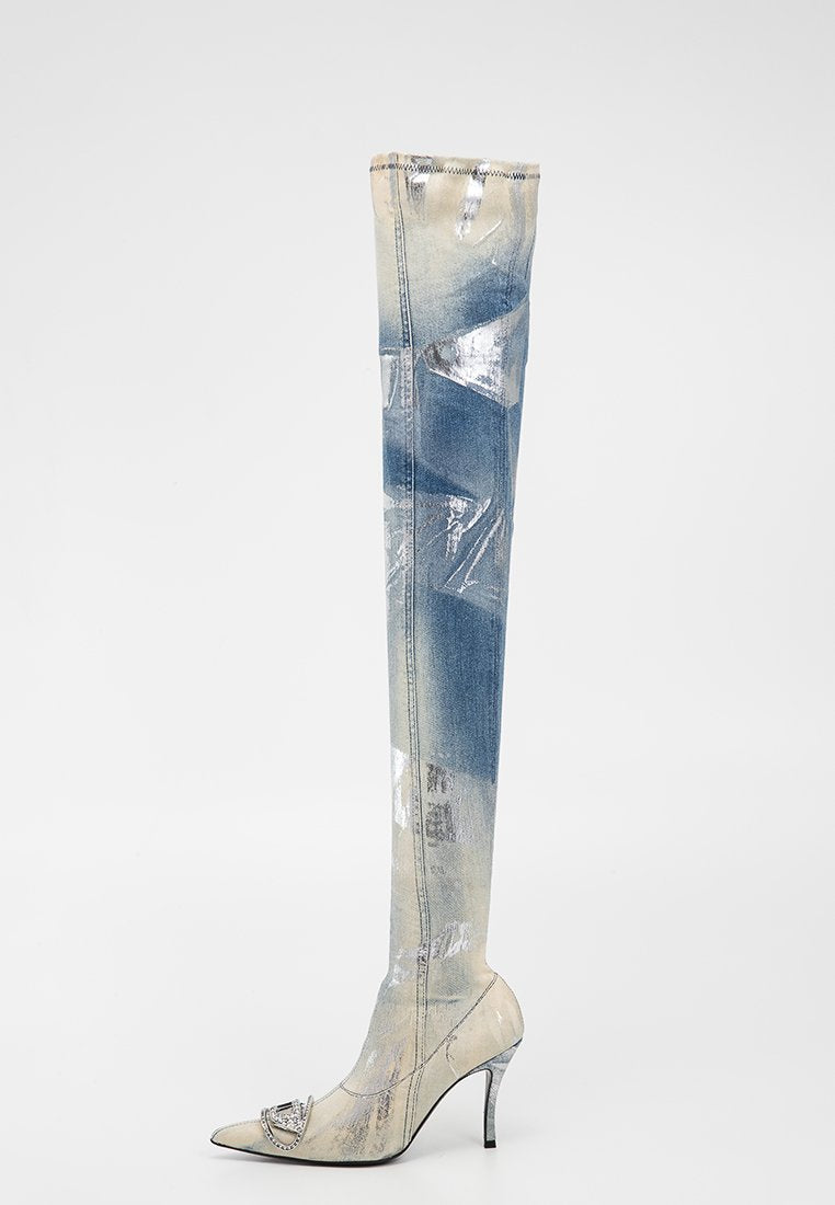 Kniemittelhohe Jeansstiefel mit einem verblassten blauen Farbverlauf, metallischen Akzenten, spitzer Zehenform und einem schlanken hohen Absatz. Sie verfügen über eine strukturierte Oberfläche.
