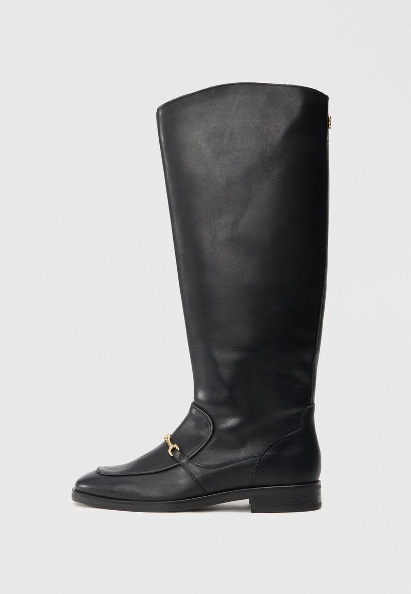 Schwarzer Lederstiefel bis zum Knie mit glatter Textur, runder Spitze, seitlichem Hardware-Akzent und niedrigem Blockabsatz. Einfaches, elegantes Design.
