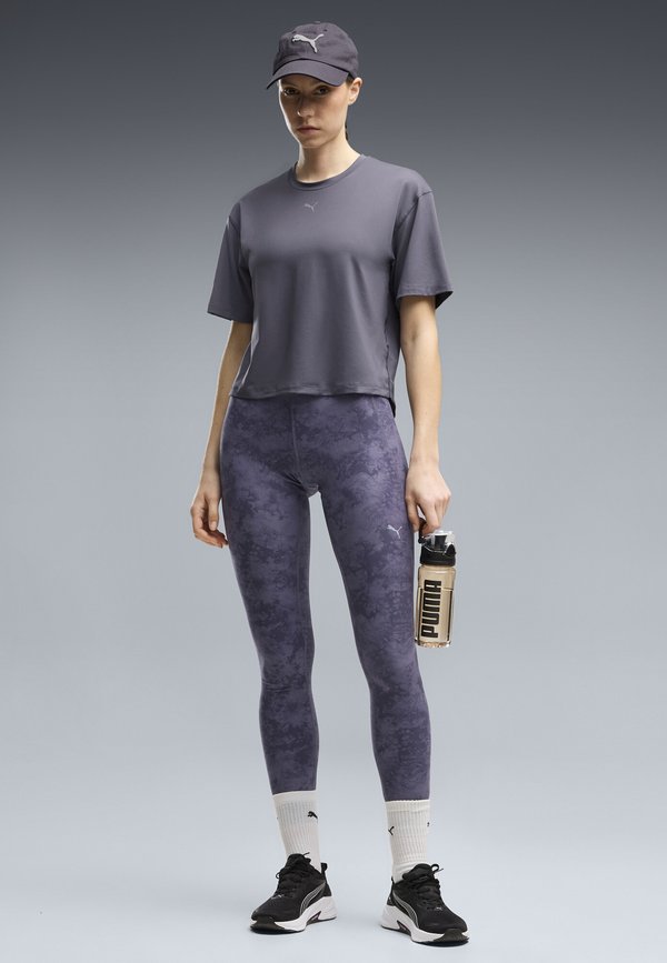 Puma RELAXED FIT - Sports T-shirt - inky depths