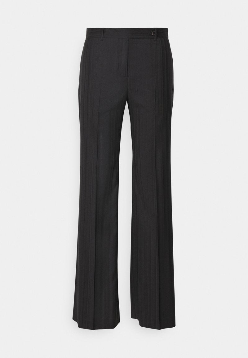 Schwarze, weit geschnittene Hose mit einem dezenten Nadelstreifenmuster, gefertigt aus einem glatten Stoff. Verfügt über einen vorderen Verschluss und Gürtelschlaufen.