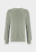 Hellgrüner, gestrickter Pullover mit langen Ärmeln und geripptem Halsausschnitt, Bündchen und Saum, flach auf weißem Hintergrund dargestellt.