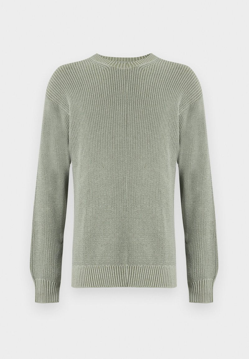 Hellgrüner, gestrickter Pullover mit langen Ärmeln und geripptem Halsausschnitt, Bündchen und Saum, flach auf weißem Hintergrund dargestellt.