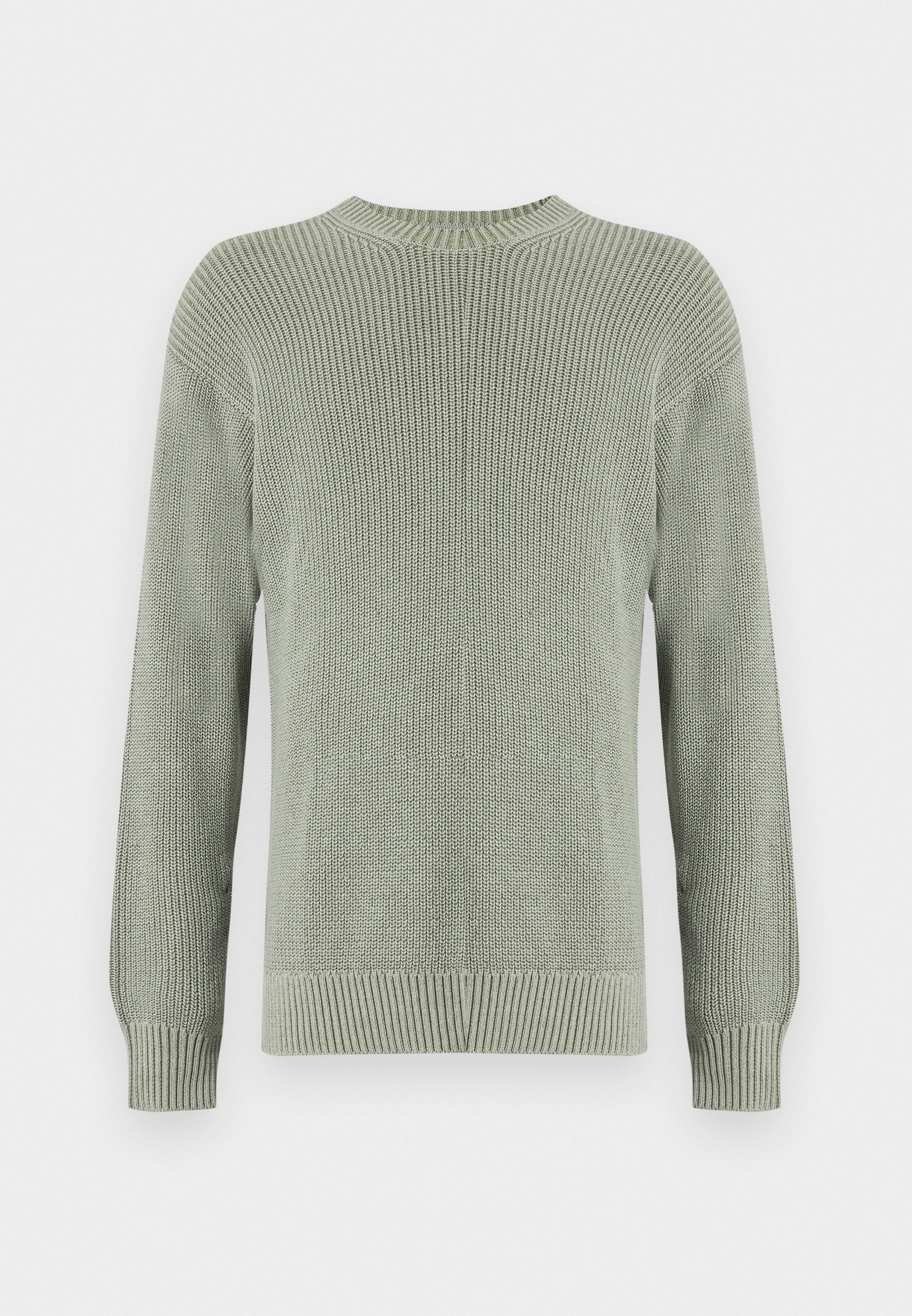 Hellgrüner, gestrickter Pullover mit langen Ärmeln und geripptem Halsausschnitt, Bündchen und Saum, flach auf weißem Hintergrund dargestellt.