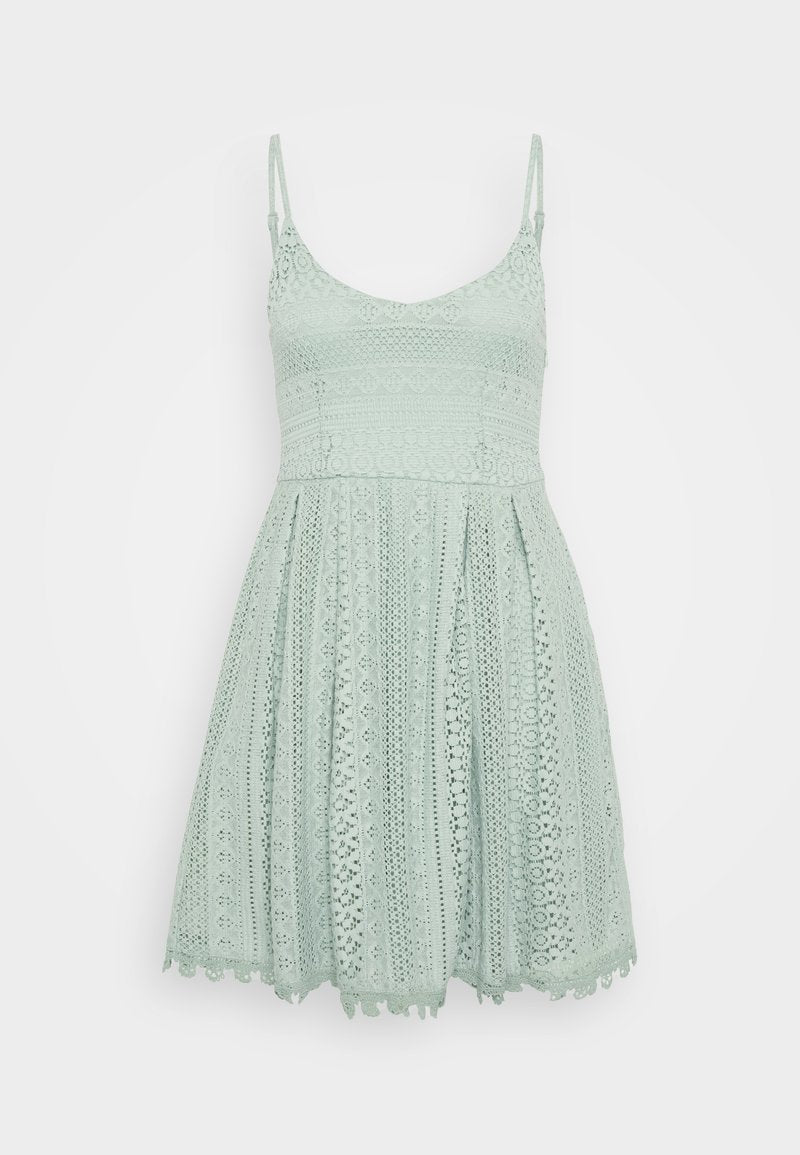 Mintgrünes Spitzenkleid mit verstellbaren Trägern, ausgestattet mit einem taillierten Oberteil, weitem Rock und aufwendigen Mustern mit einem gewellten Saum.