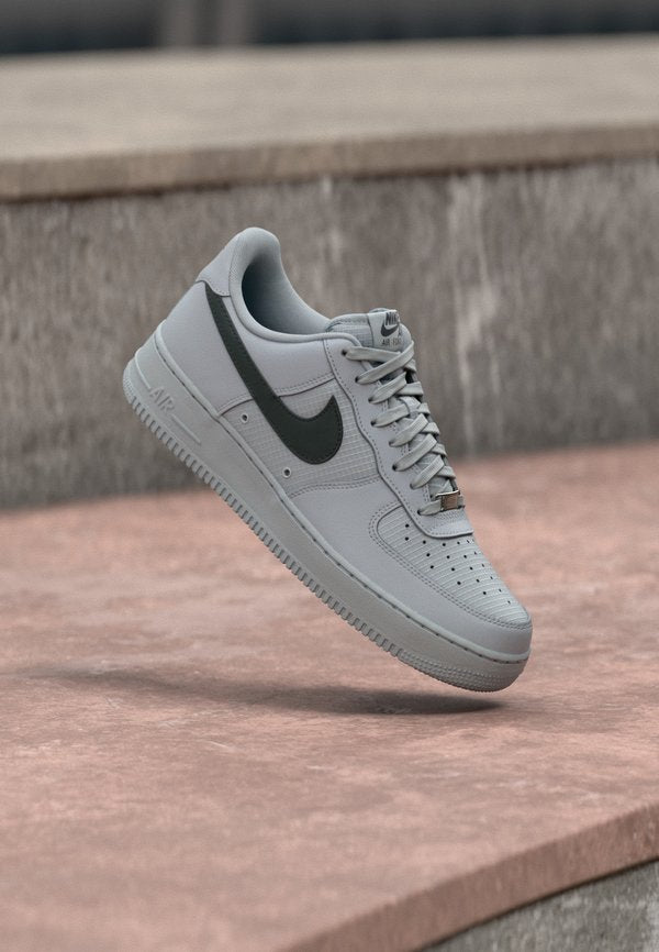 Nike Sportswear AIR FORCE 1 07 LV8 TECH - Trainers - wolf grey/dark smoke grey