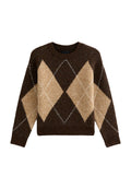 Braun-beige gemusterter Pullover im Argyle-Stil, aus weichem Material gefertigt, mit Rundhalsausschnitt und langen Ärmeln mit weißen Details.