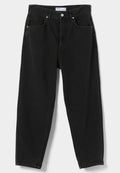 Lose schwarze Jeans aus Denim mit vorderen Taschen, Gürtelschlaufen, Metallknopfverschluss und sichtbarem Markenlabel im Bund.