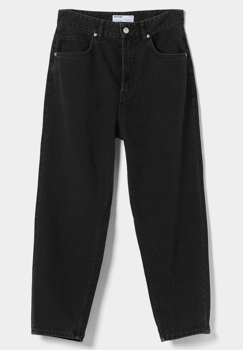 Lose schwarze Jeans aus Denim mit vorderen Taschen, Gürtelschlaufen, Metallknopfverschluss und sichtbarem Markenlabel im Bund.