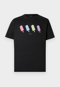 Schwarzes T-Shirt mit kurzen Ärmeln und vier bunten Eis am Stiel in Pink, Blau, Grün und Lila quer über der Brust sowie kleinem weißen Text darunter.