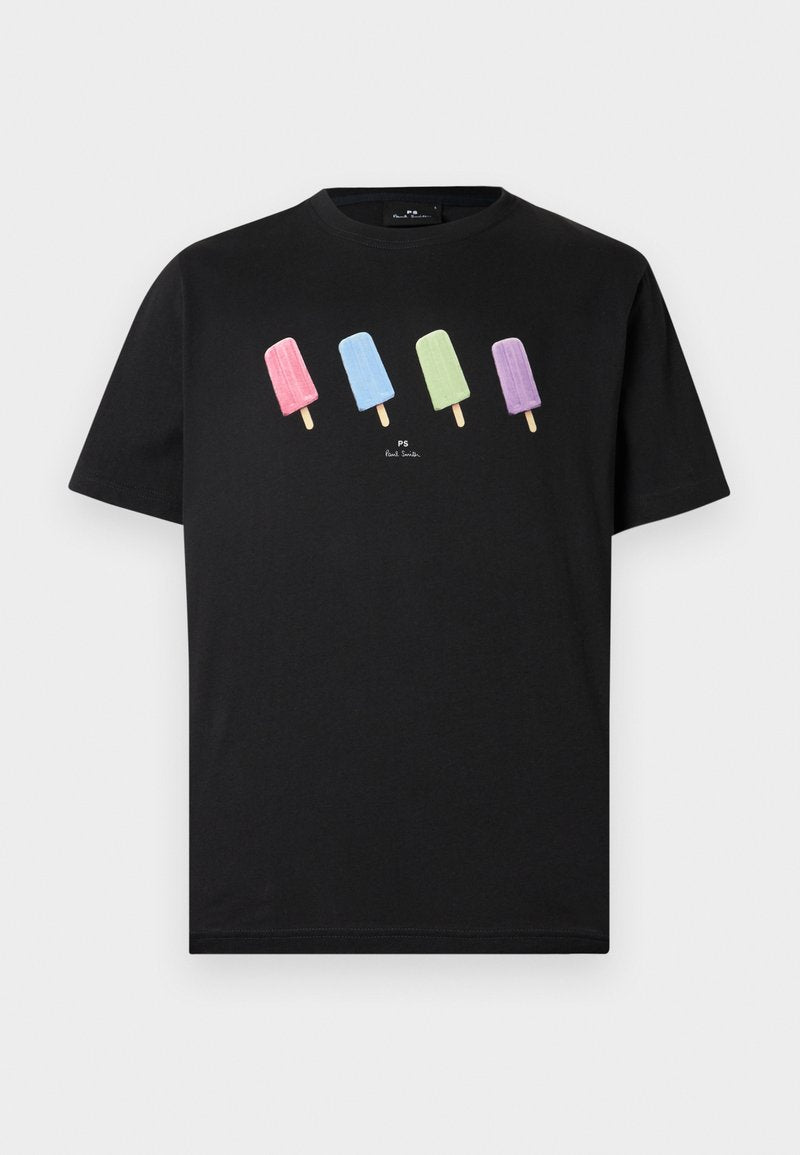 Schwarzes T-Shirt mit kurzen Ärmeln und vier bunten Eis am Stiel in Pink, Blau, Grün und Lila quer über der Brust sowie kleinem weißen Text darunter.