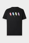 Schwarzes T-Shirt mit kurzen Ärmeln und vier bunten Eis am Stiel in Pink, Blau, Grün und Lila quer über der Brust sowie kleinem weißen Text darunter.