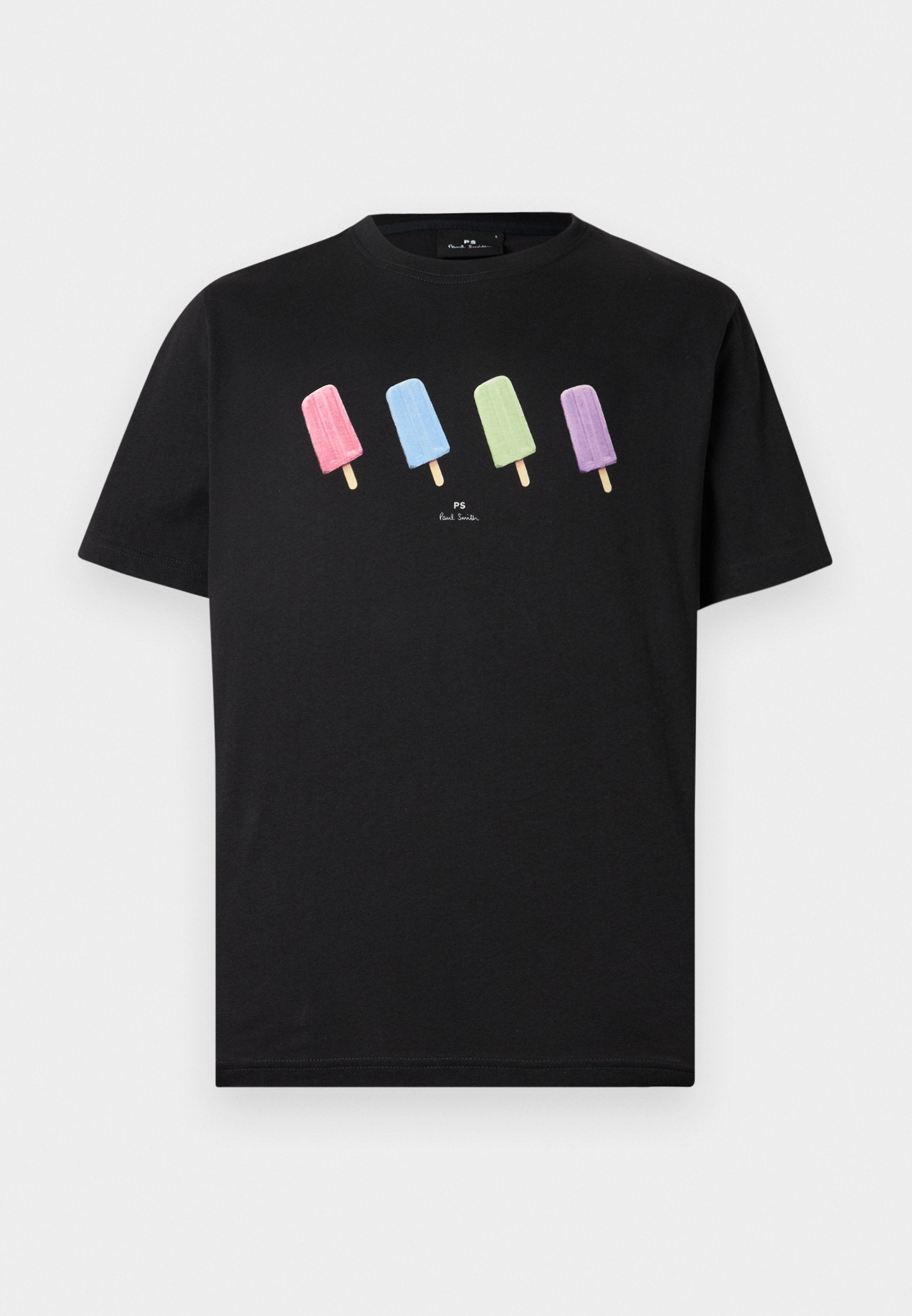 Schwarzes T-Shirt mit kurzen Ärmeln und vier bunten Eis am Stiel in Pink, Blau, Grün und Lila quer über der Brust sowie kleinem weißen Text darunter.