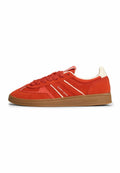 Roter Sneaker mit niedriger Schafthöhe, Gummisohle, weißem Fersenrücken und "Tommy Jeans"-Logo an der Seite und der Sohle.
