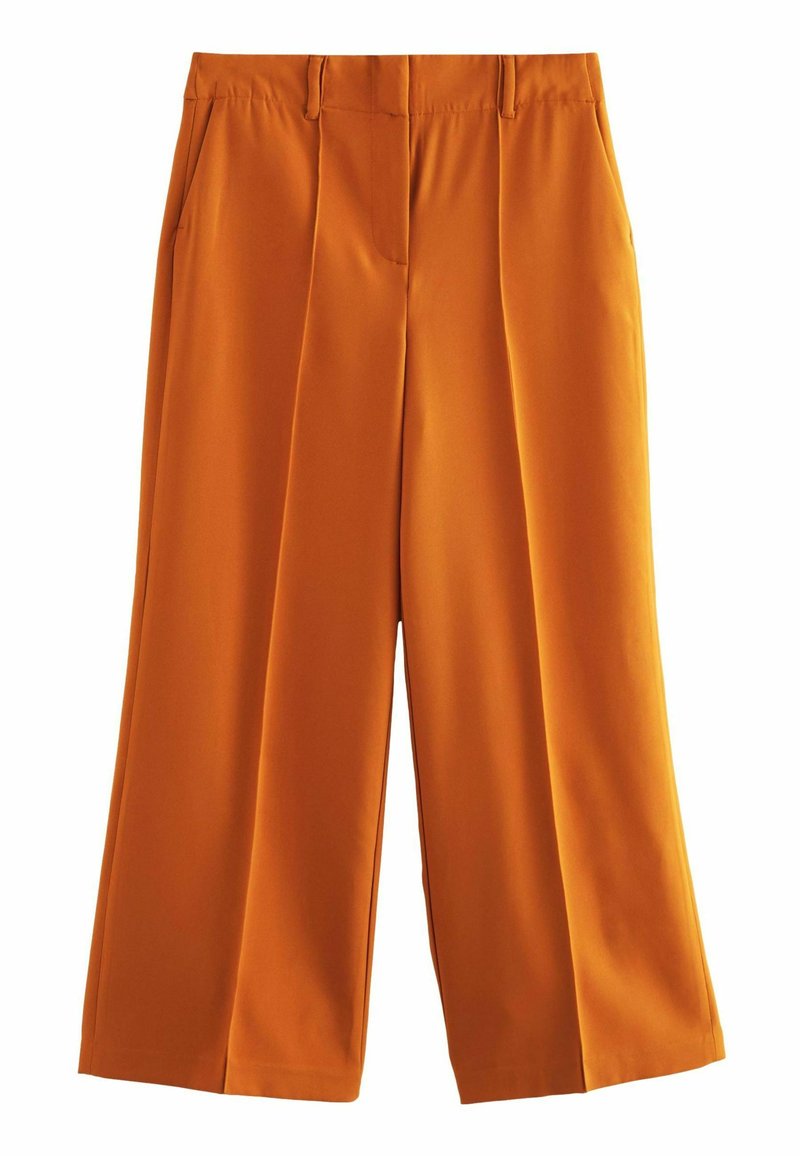 Weite Hose aus einem mittleren Orangeton, mit flachem Bund, zwei seitlichen Taschen und eingekniffenen Falten für zusätzliche Textur.