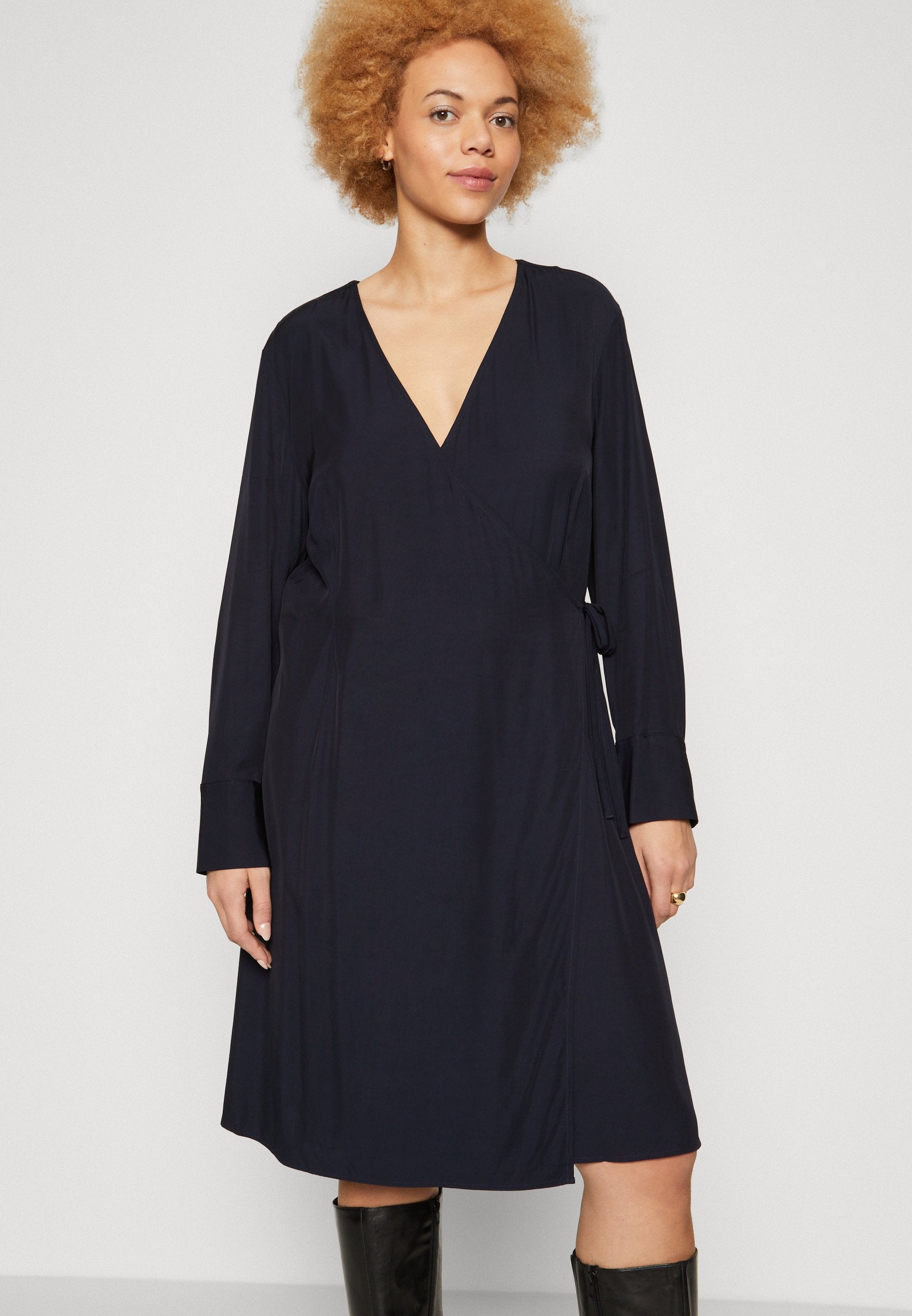 SEAL KNEE DRESS Media 5