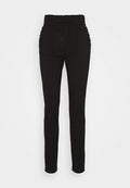 Schwarze knöchellange Hose mit einem gerafften elastischen Bund und Kordelzug, ausgestattet mit seitlichen Raffungseffekten für zusätzliche Textur. Glatte Stoffoberfläche.