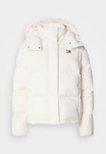 Weiße Steppdaunenjacke mit Kapuze, mit gestepptem Design, Druckknöpfen und kleinem Logo auf der Brust. Weiche, glänzende Textur.