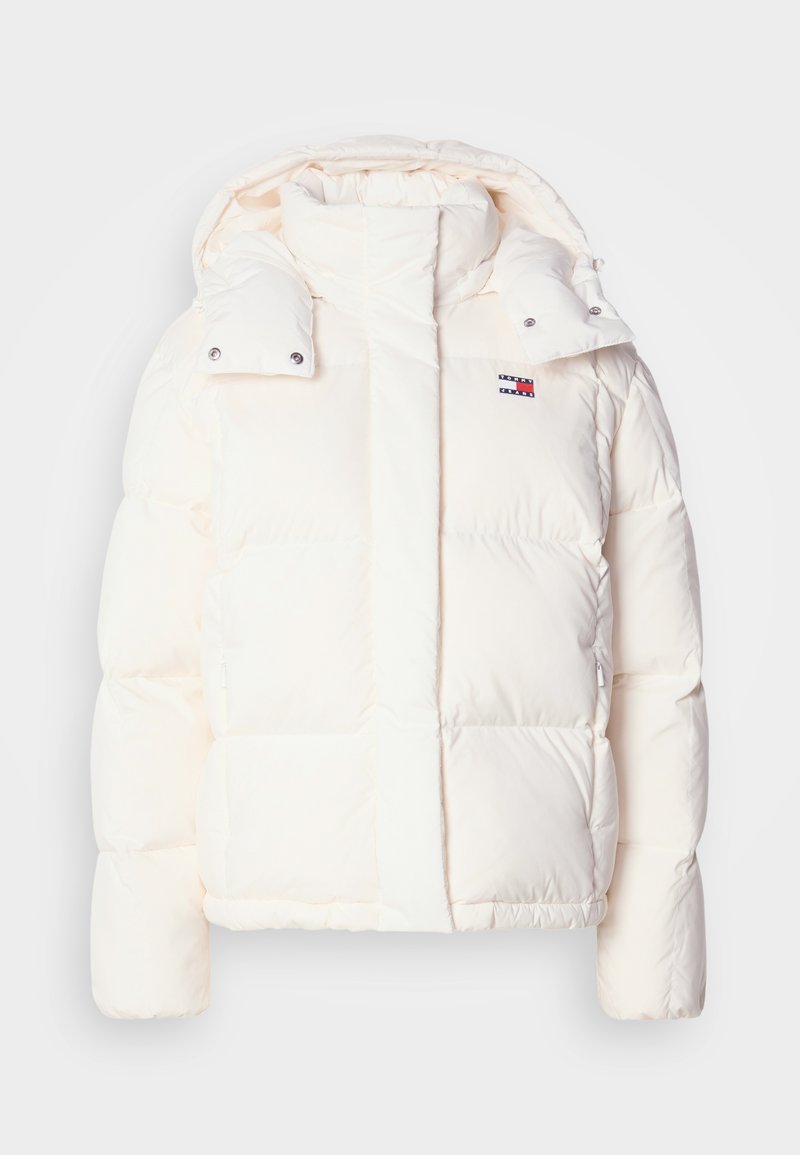 Weiße Steppdaunenjacke mit Kapuze, mit gestepptem Design, Druckknöpfen und kleinem Logo auf der Brust. Weiche, glänzende Textur.