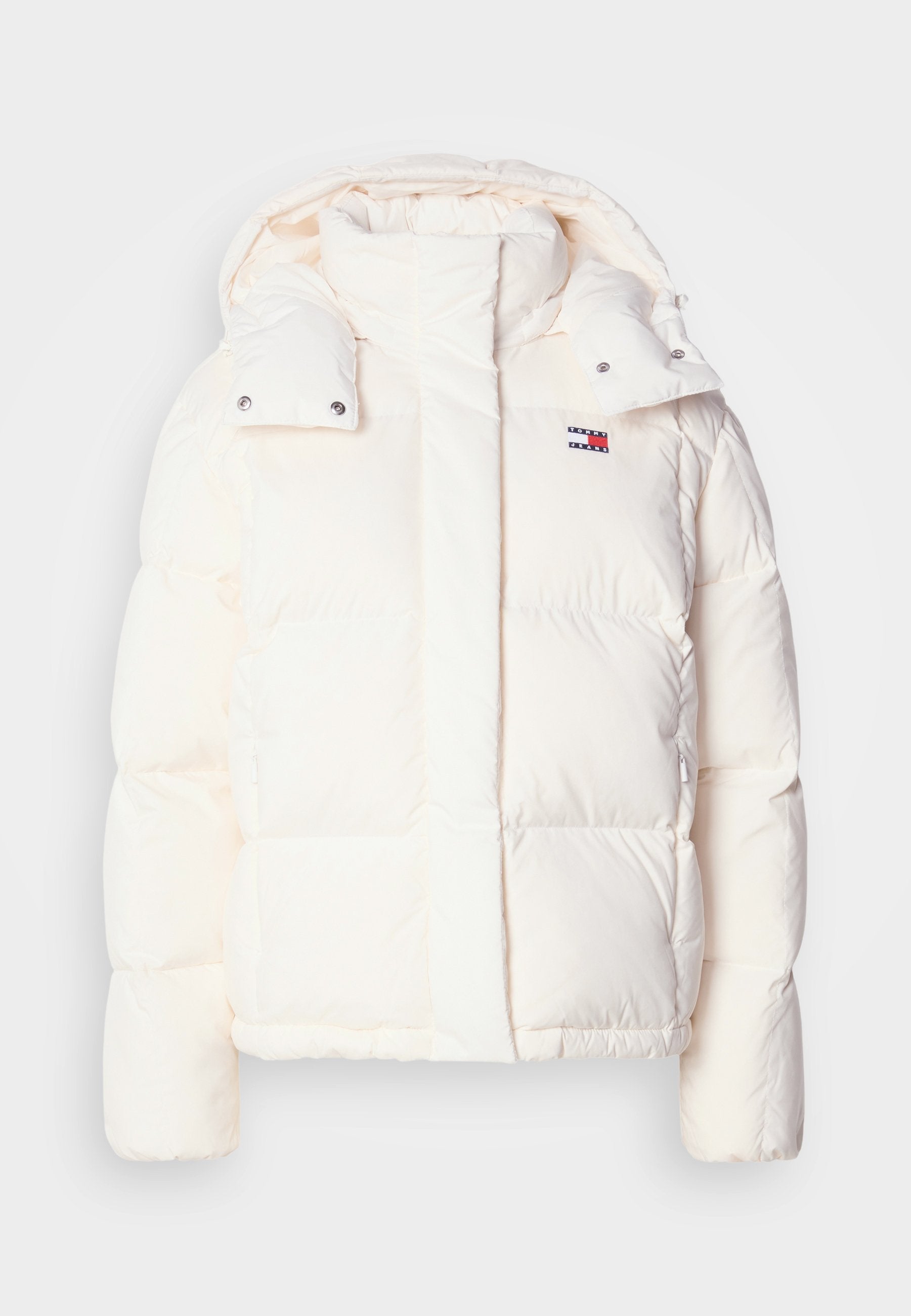 Weiße Steppdaunenjacke mit Kapuze, mit gestepptem Design, Druckknöpfen und kleinem Logo auf der Brust. Weiche, glänzende Textur.
