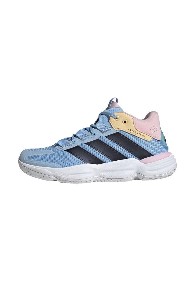 Blaues Sport Schuhwerk mit schwarzen Streifen, rosa und gelben Akzenten, Mesh-Obermaterial, gepolstertem Kragen und einer weißen Gummisohle, die für Unterstützung sorgt.