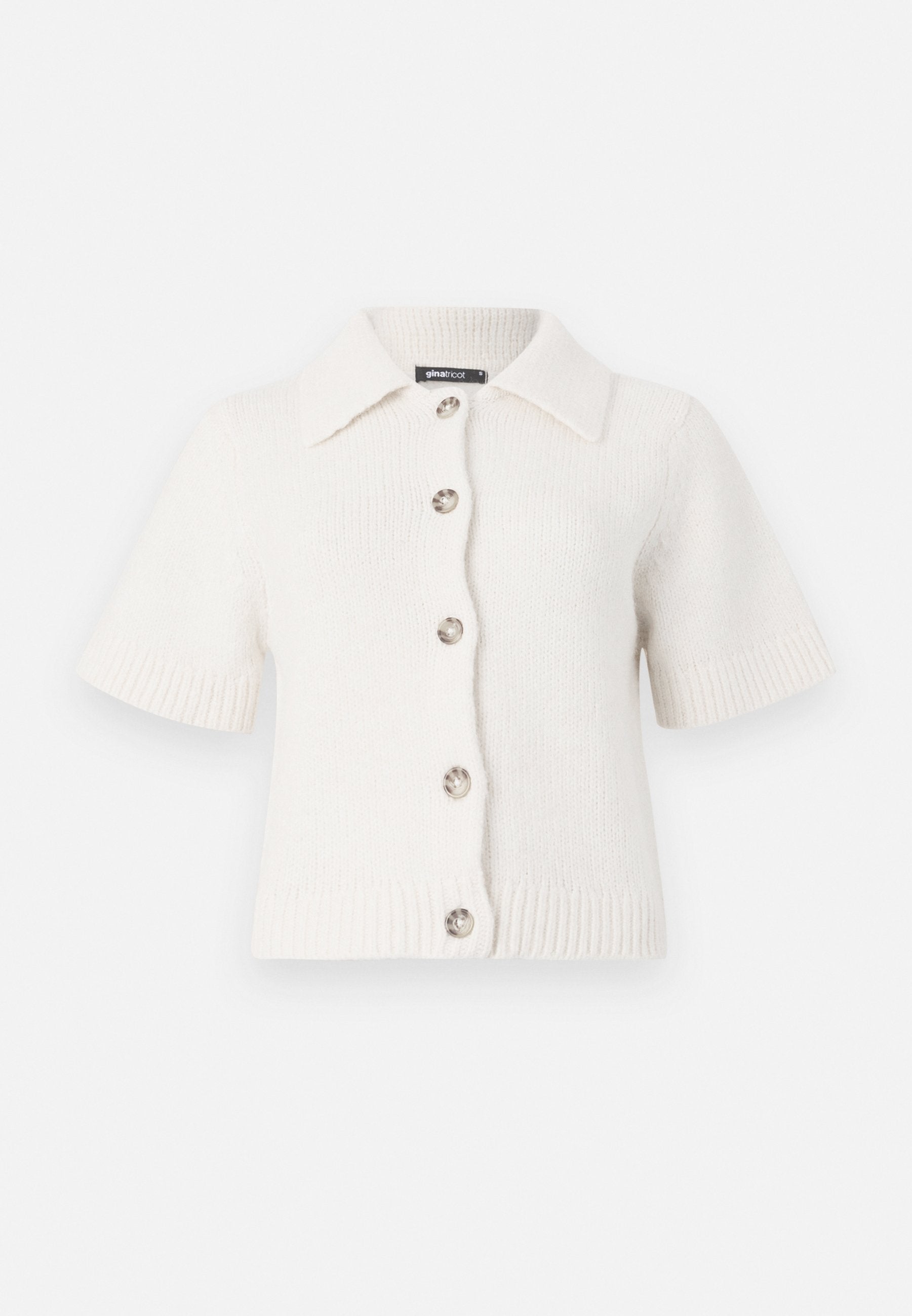 Kurzärmelige weiße Strickjacke mit Kragen, die fünf große Knöpfe und gerippte Säume sowie Bündchen für Textur und Struktur aufweist.