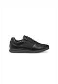 Schwarzer flacher Ledersneaker mit seitlichem Reißverschluss, Schnürung vorne und profilierter Sohle, rechtsgerichtet auf weißem Hintergrund positioniert.