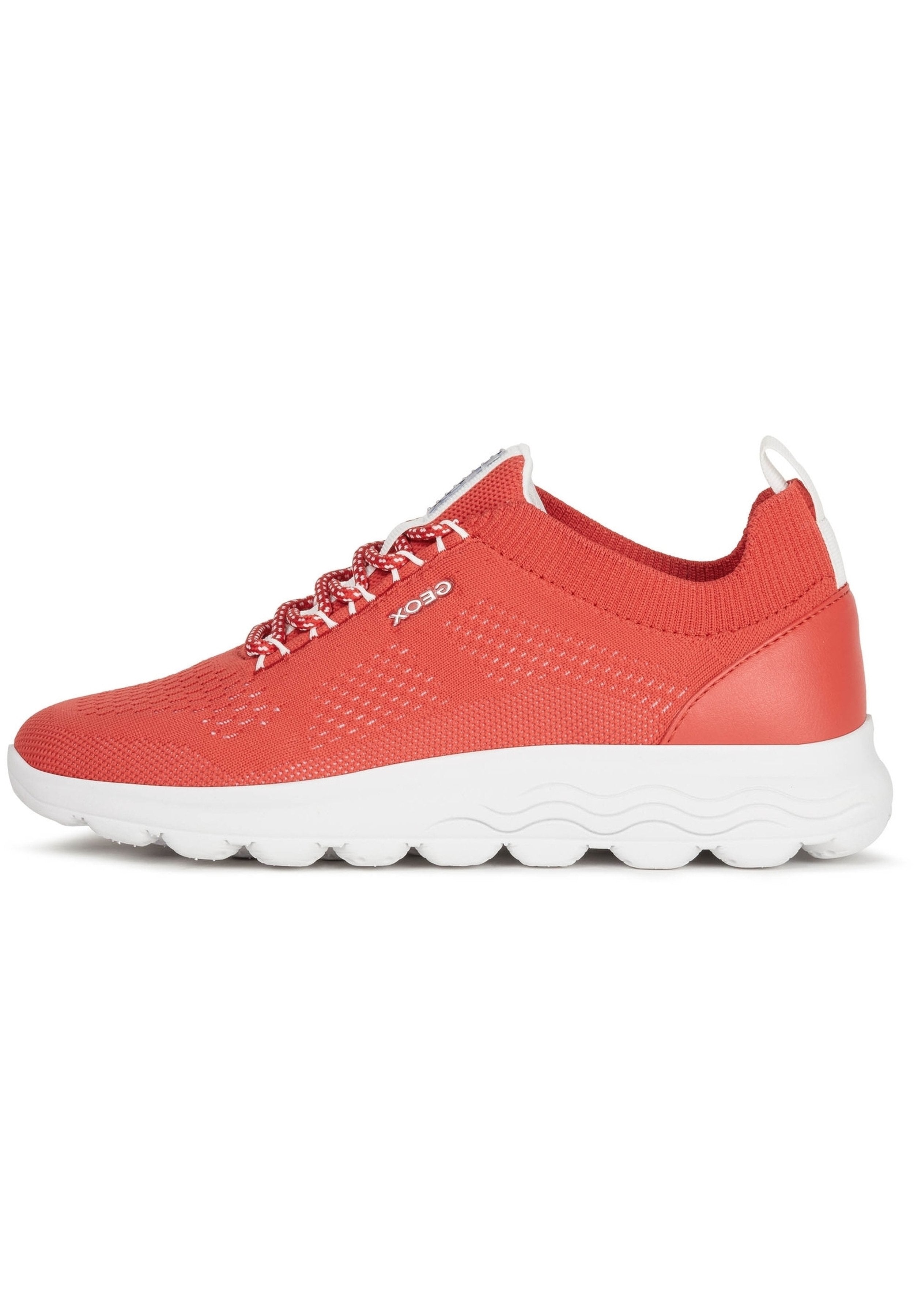 Rote Sportschuhe mit einem Mesh-Obermaterial, strukturiertem Design, weißer Sohle und kontrastierenden Schnürsenkeln. Verfügt über eine gepolsterte Ferse für mehr Komfort.
