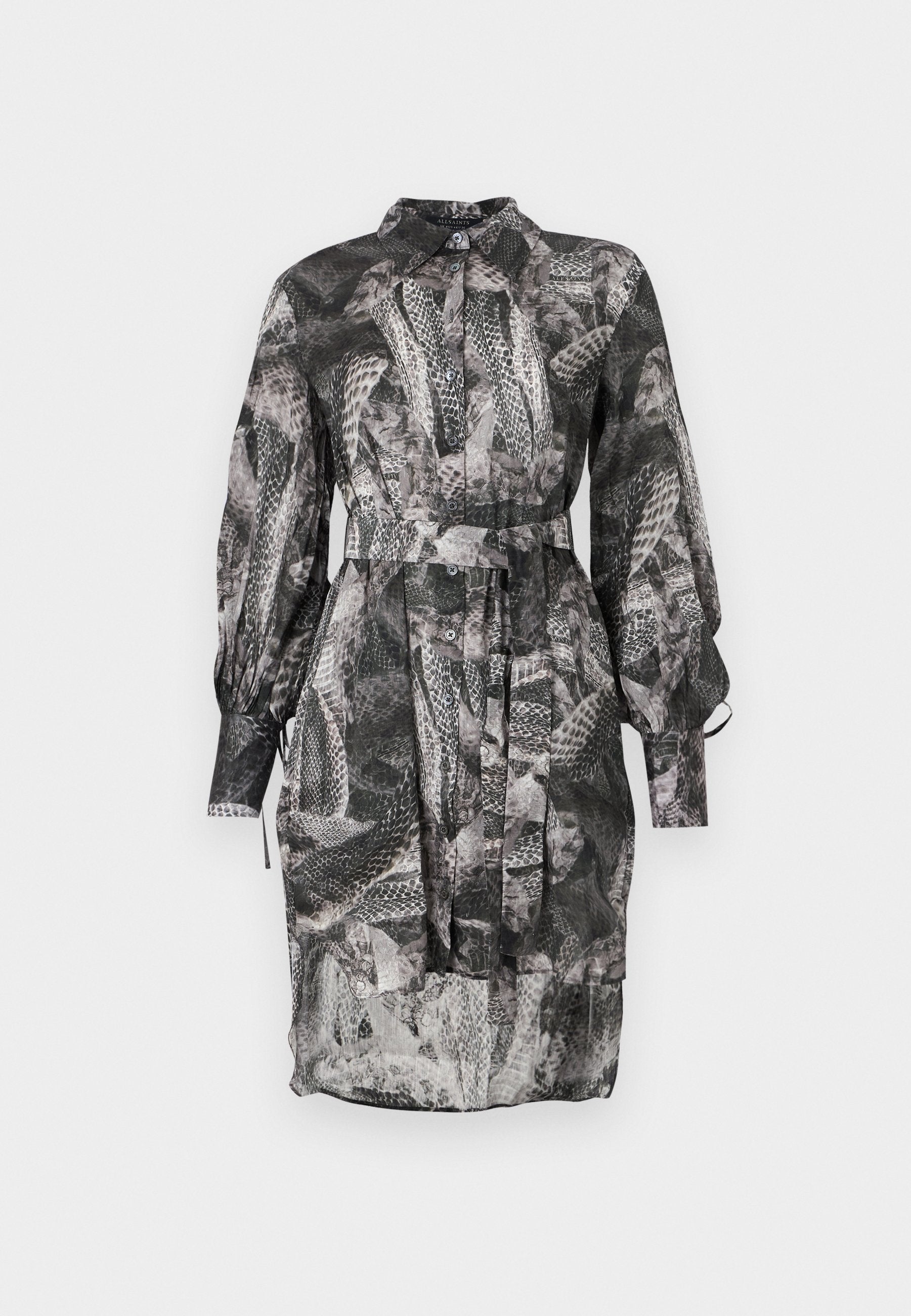 Schwarz-weißer gemusterter Kleid mit einem Kragen-Ausschnitt, langen Ärmeln, Knopfleiste und einem Bindegürtel in der Taille. Durchscheinender Stoff.
