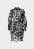 Schwarz-weißer gemusterter Kleid mit einem Kragen-Ausschnitt, langen Ärmeln, Knopfleiste und einem Bindegürtel in der Taille. Durchscheinender Stoff.