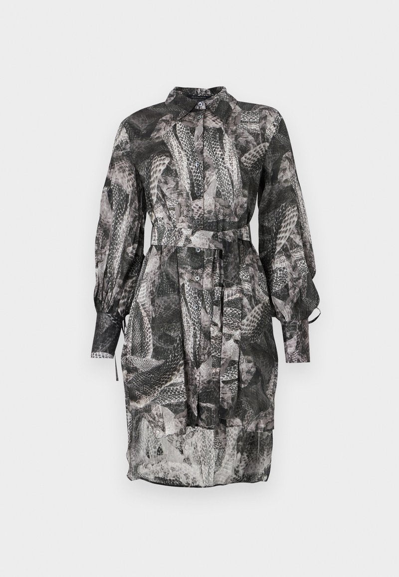 Schwarz-weißer gemusterter Kleid mit einem Kragen-Ausschnitt, langen Ärmeln, Knopfleiste und einem Bindegürtel in der Taille. Durchscheinender Stoff.