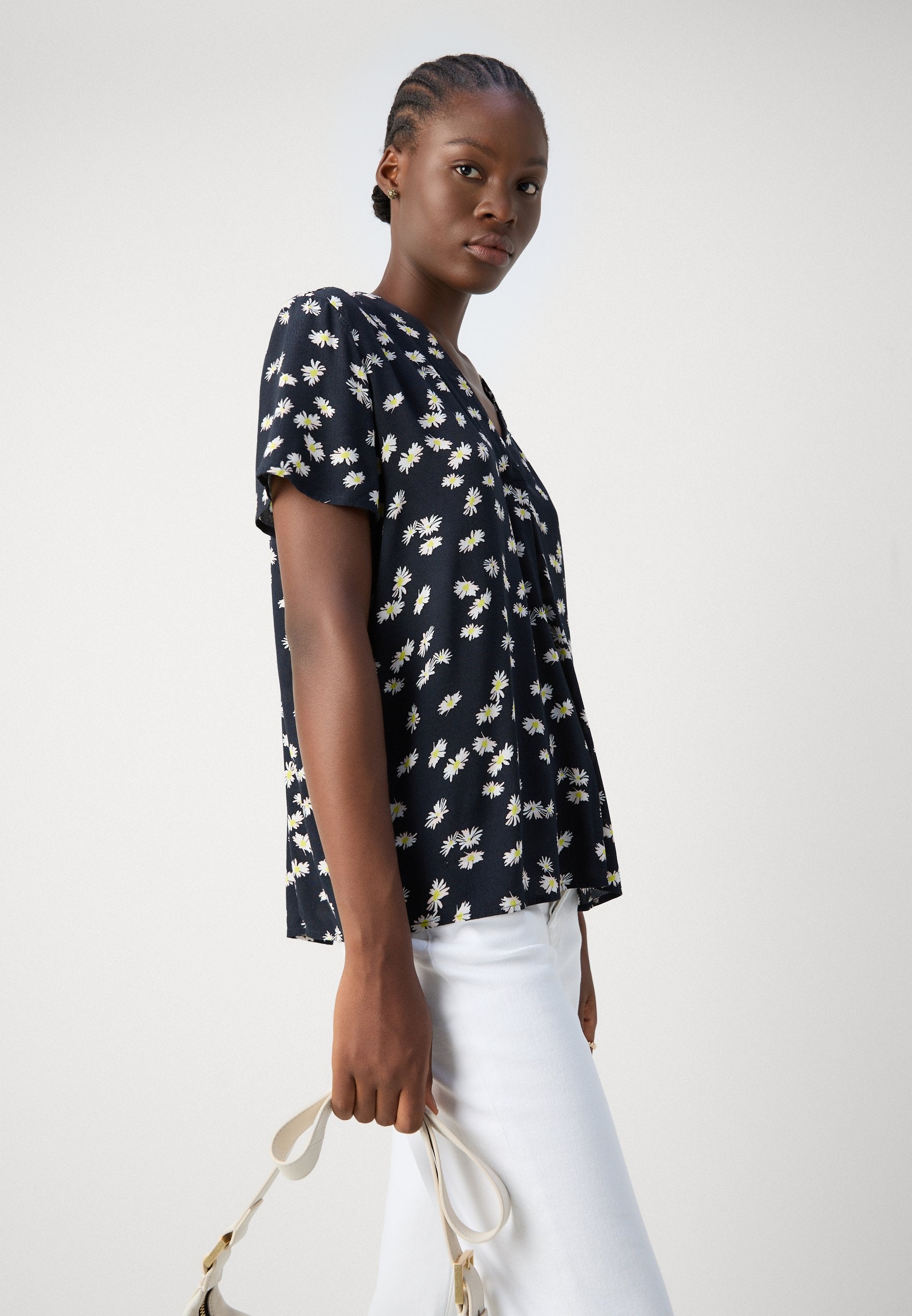 V NECK Media 7