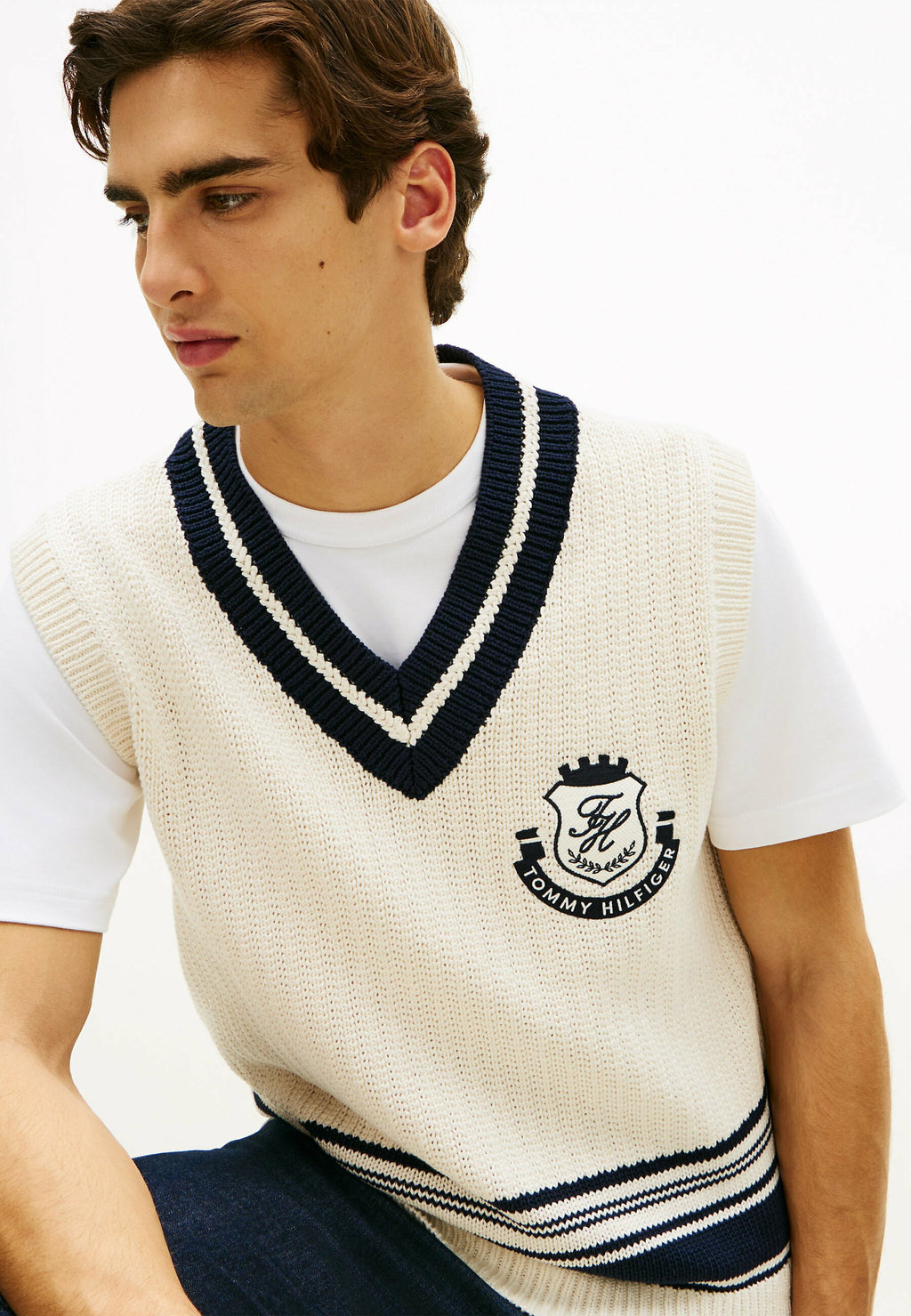  CREST APPLIQUÉ V-NECK  Media 5