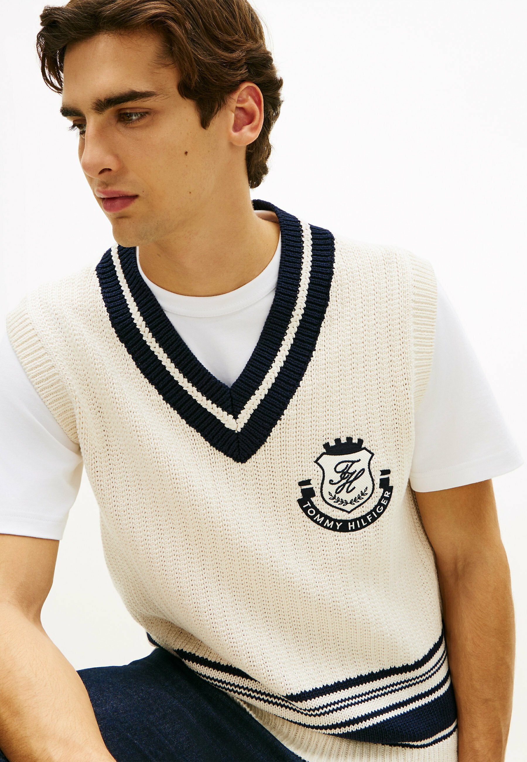  CREST APPLIQUÉ V-NECK  Media 5