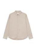 Helles beigefarbenes Langarmhemd mit einem Button-Down-Kragen, Frontblende und abgerundetem Saum. Hergestellt aus glattem Stoff mit einer weichen Textur.