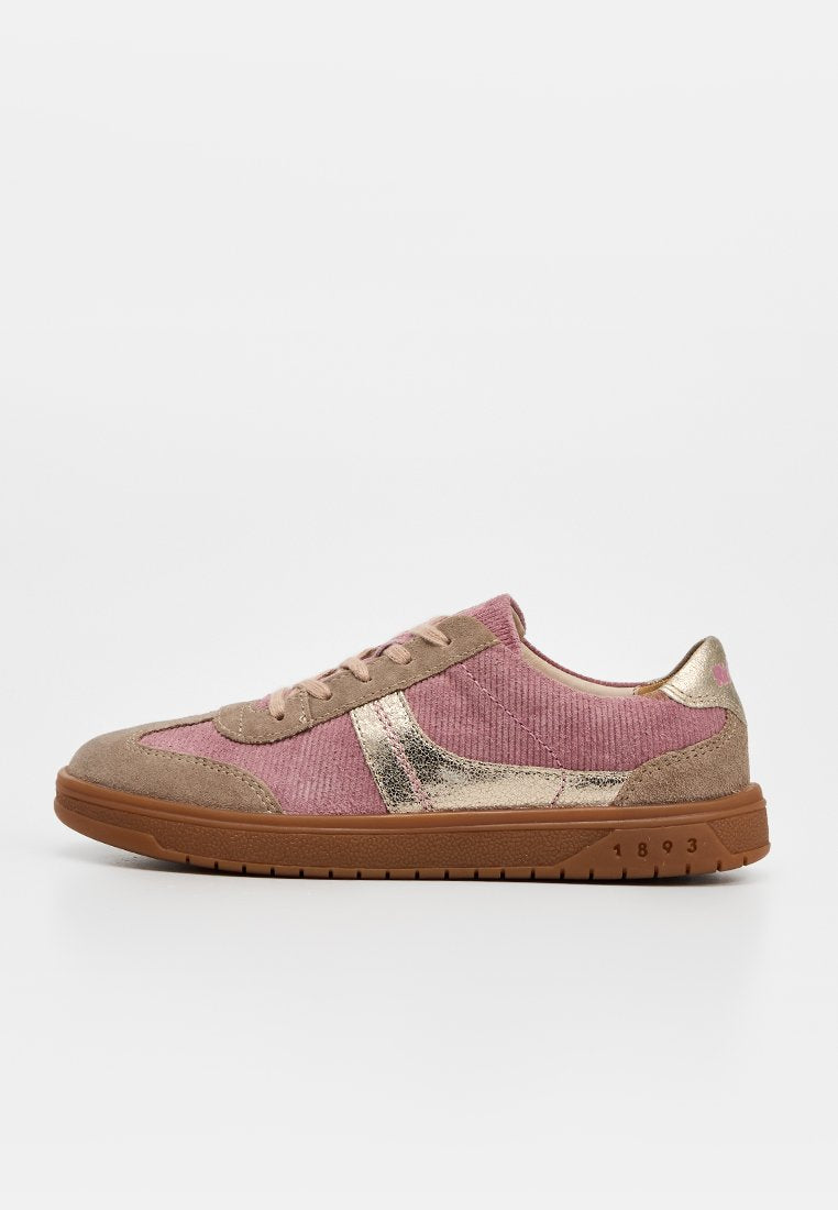 Pink-beiger Wildleder-Sneaker mit metallisch goldenem Seitenstreifen, brauner Gummisohle und Schnürverschluss, von der Außenseite betrachtet.