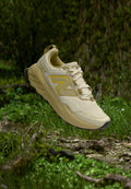 New Balance GAROE V2 - Trail running shoes - quicksand/mars yellow