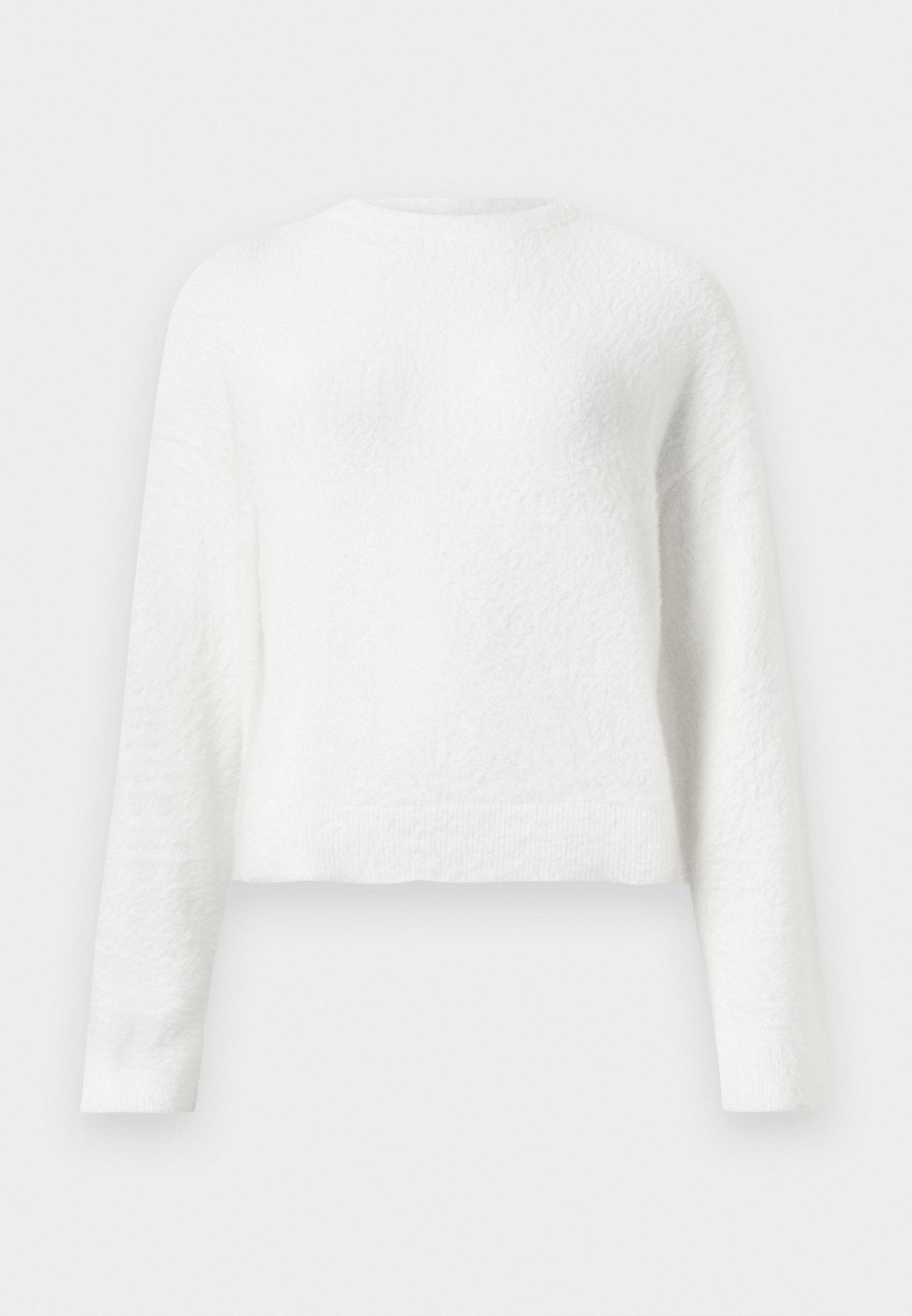 Weißer, langärmeliger, flauschiger Pullover mit Rundhalsausschnitt, der leicht verkürzt geschnitten und aus strukturiertem Stoff ist.
