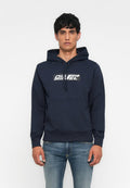 Marineblauer Hoodie aus Baumwollmischung, mit Kängurutasche und weißem "DIESEL"-Logo auf einem schwarzen rechteckigen Patch. Weiche Textur.