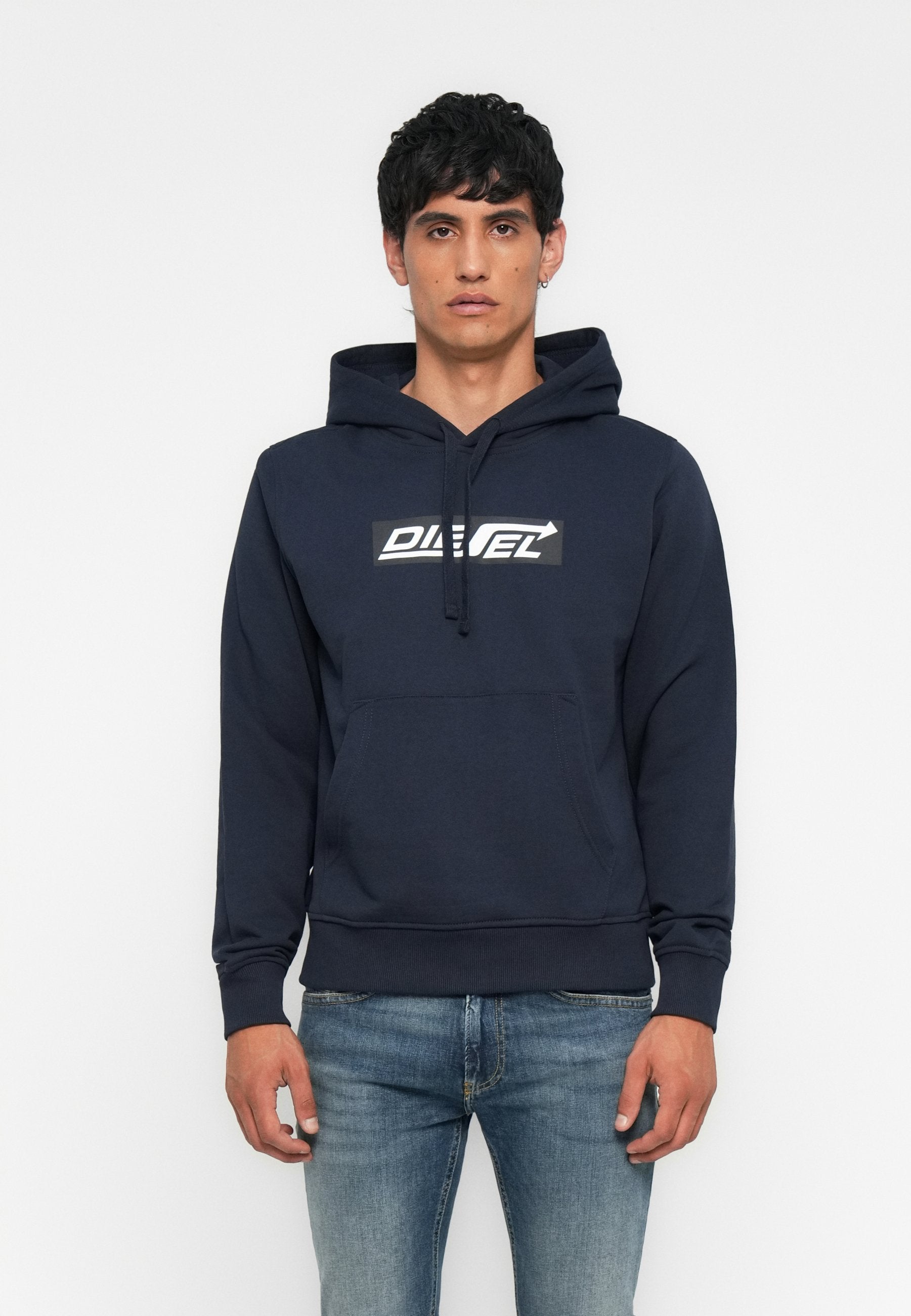 Marineblauer Hoodie aus Baumwollmischung, mit Kängurutasche und weißem "DIESEL"-Logo auf einem schwarzen rechteckigen Patch. Weiche Textur.