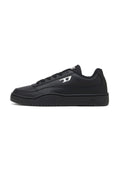 Schwarze Sport sneakers mit einem glatten Lederobermaterial, flachen Schnürsenkeln, einer dicken Sohle, durchbrochenen Details und einem weißen Logo-Akzent an der Seite.