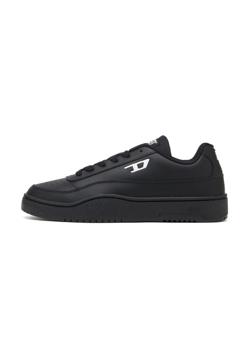 Schwarze Sport sneakers mit einem glatten Lederobermaterial, flachen Schnürsenkeln, einer dicken Sohle, durchbrochenen Details und einem weißen Logo-Akzent an der Seite.