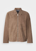 Braune Wildlederjacke mit Kragen, Frontreißverschluss und langen Ärmeln. Der Stoff hat eine glatte Textur und weist nur wenige Nähte auf.