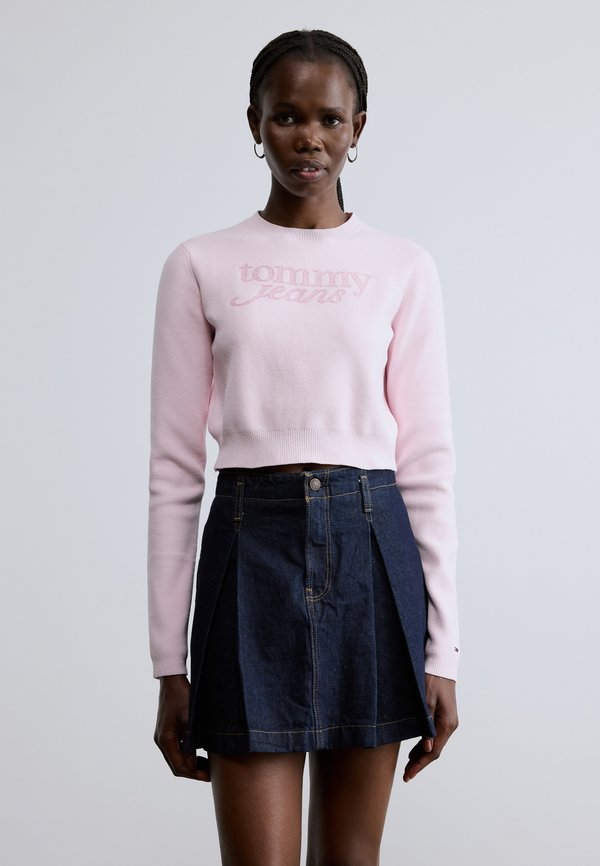 Tommy Jeans STITCH LOGO CHENILLE SLIM CROPPED JUMPER