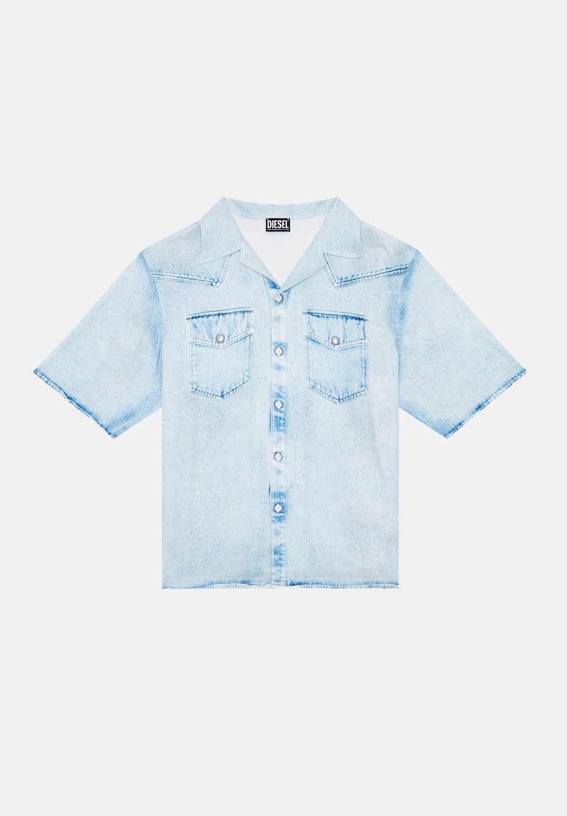 Hellblaues Jeanshemd mit kurzen Ärmeln, spitzem Kragen, Knopfverschluss vorne und zwei Brusttaschen. Weicher Stoff und lässige Passform.