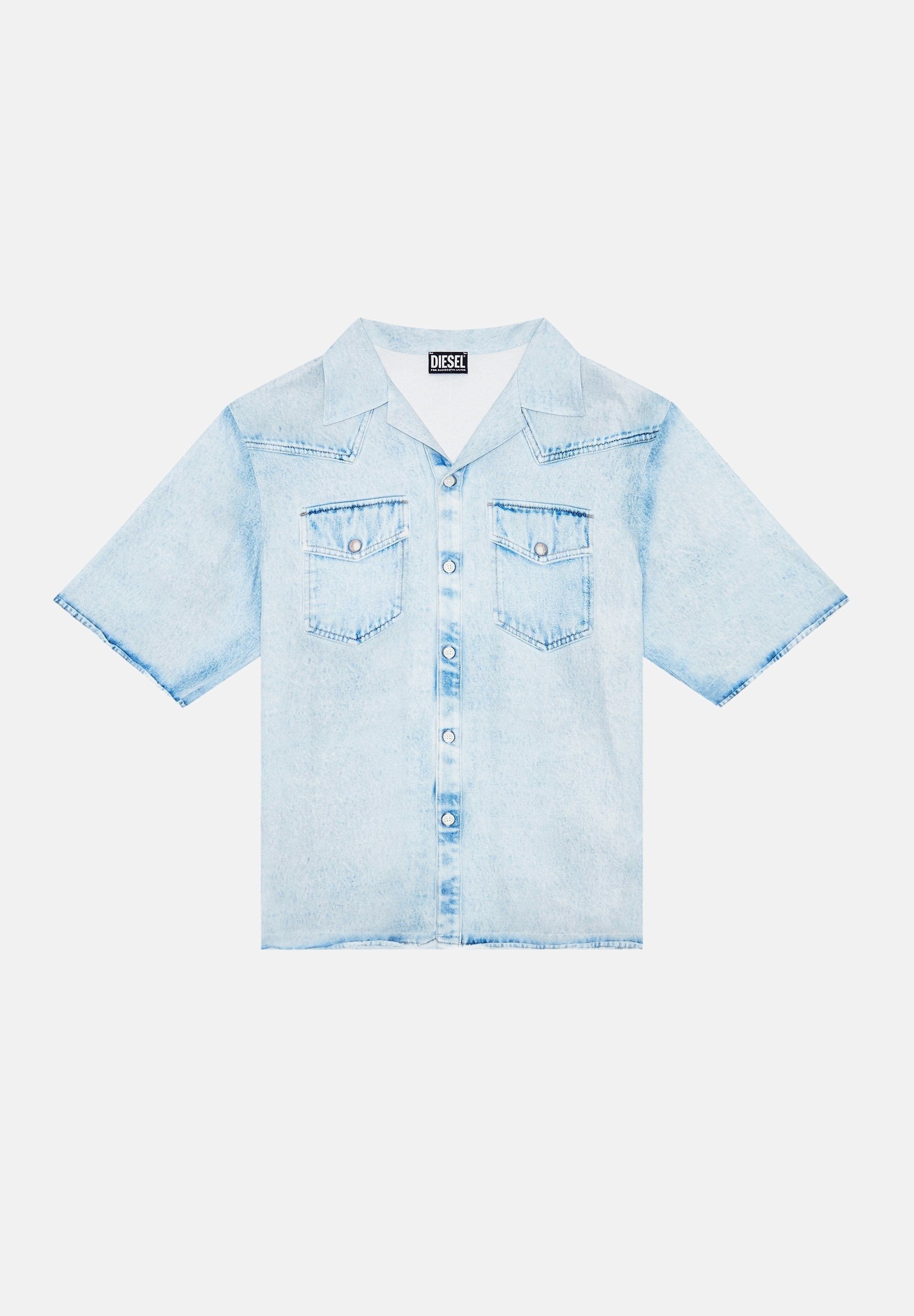 Hellblaues Jeanshemd mit kurzen Ärmeln, spitzem Kragen, Knopfverschluss vorne und zwei Brusttaschen. Weicher Stoff und lässige Passform.