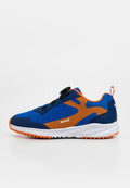 Blauer und oranger Sportschuh mit weißer Sohle, strukturiertem Stoff, verstellbarem Riemen und oranger Zuglasche an der Ferse.