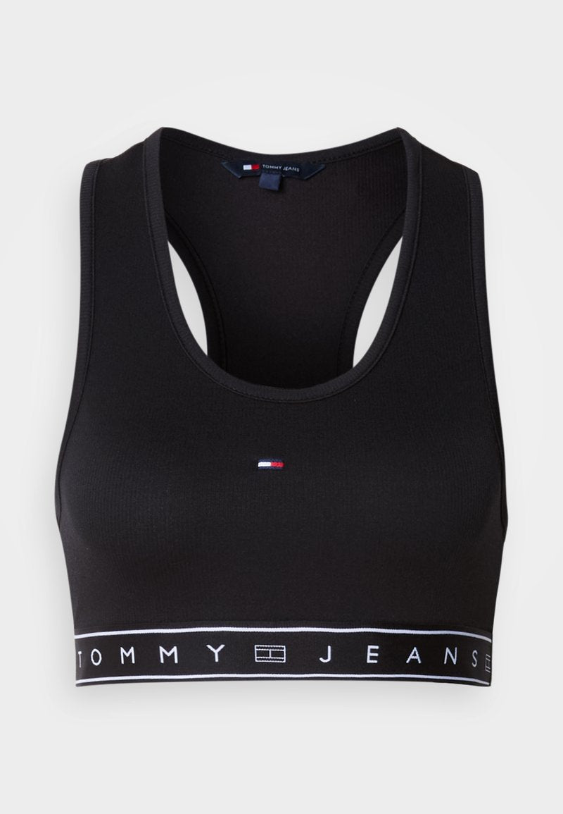 Schwarzes Crop-Top-Sport-BH aus glattem Stoff. Mit Racerback-Design und weißem Band mit "TOMMY JEANS"-Logo. Kleines Logo vorne.
