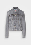 Graue Denimjacke mit einem verkürzten Design, zwei Brusttaschen, Knopfverschluss und sichtbaren Steppnähten. Lange Ärmel mit Bündchen.