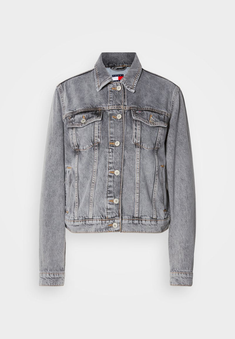 Graue Denimjacke mit einem verkürzten Design, zwei Brusttaschen, Knopfverschluss und sichtbaren Steppnähten. Lange Ärmel mit Bündchen.