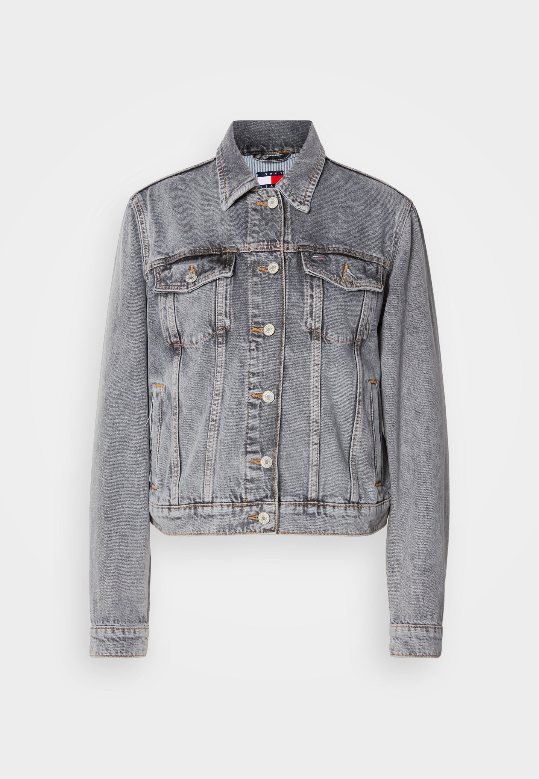 Graue Denimjacke mit einem verkürzten Design, zwei Brusttaschen, Knopfverschluss und sichtbaren Steppnähten. Lange Ärmel mit Bündchen.